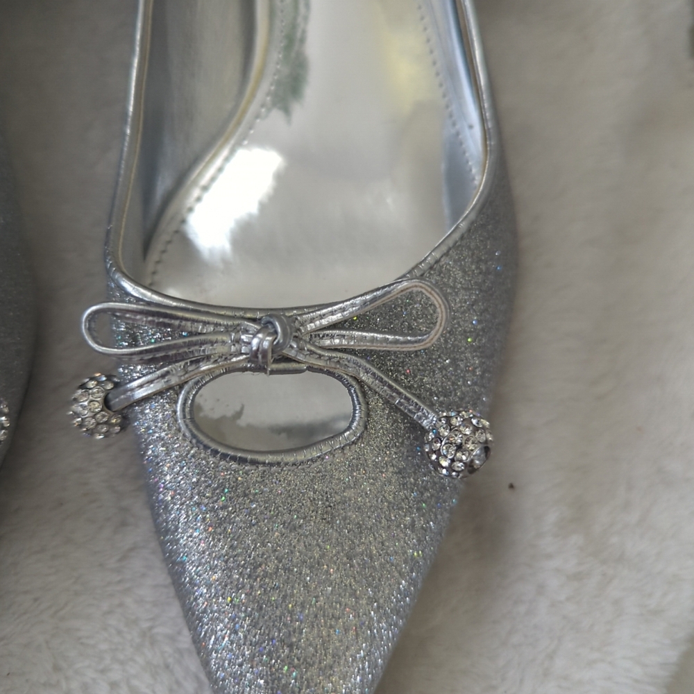 Woman's Nina Evita pump silver wedding  point toes size 7.5 Small ding - Picture 2 of 7